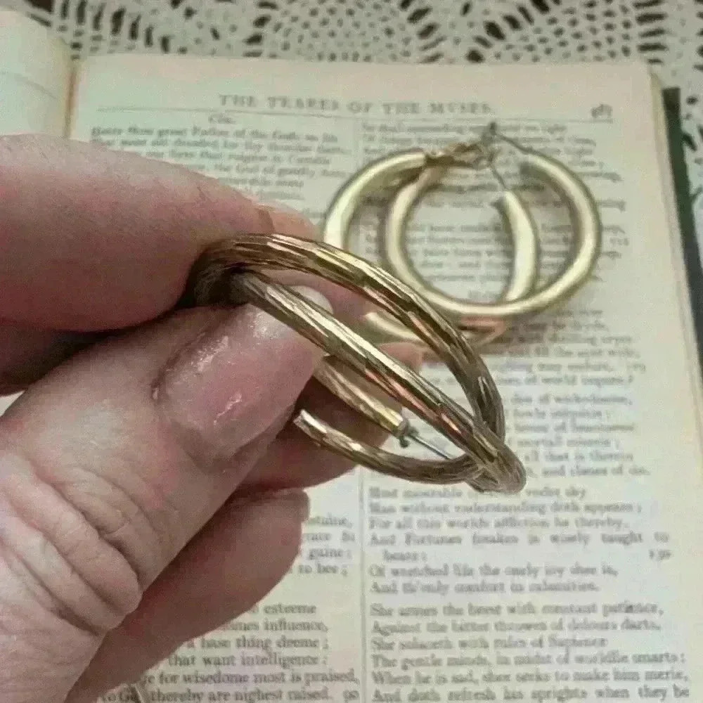 Set of 6 vintage goldtone hoop earrings - Picture 7 of 10